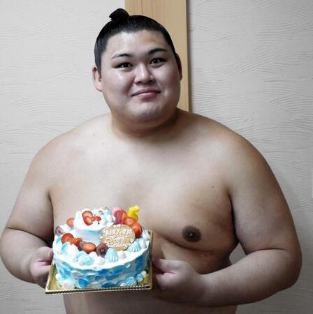 　報道陣から２５歳のバースデーケーキを贈られ笑顔の大の里