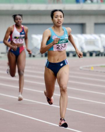 　女子２００メートルで優勝した高橋亜珠＝ＪＦＥ晴れの国スタジアム