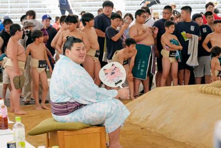 　金沢市で行われた少年相撲大会を訪問した新横綱大の里＝８日