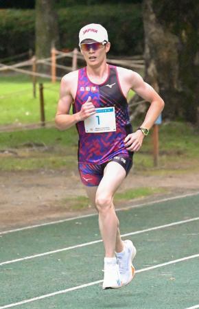 　男子で優勝した佐藤大宗の射撃・ランニング＝千葉県のリソルの森