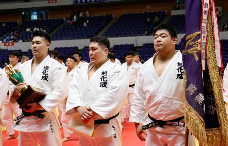 　男子１部で優勝した旭化成の太田彪雅（中央）ら＝北海きたえーる