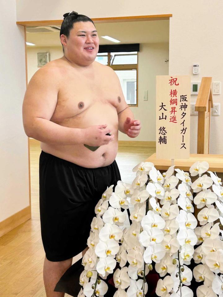 　阪神・大山から届いた胡蝶蘭を前に笑顔の大の里