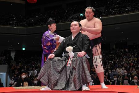 　断髪式で、宮城野親方（元横綱・白鵬）のマゲにハサミを入れる照ノ富士＝２０２３年１月