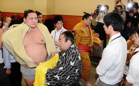 　３敗で並び千秋楽を迎える照ノ富士（左）と白鵬＝２０１５年５月