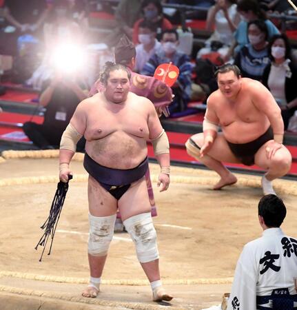 　照ノ富士（左）は白鵬に敗れ土俵を後にする＝２０２１年７月