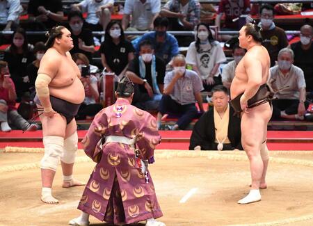 　立ち合い前、互いににらみ合う白鵬（右）と照ノ富士＝２０２１年７月