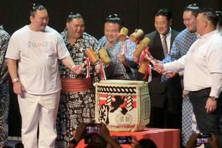 　大相撲のファン感謝祭で鏡開きをする（左から）宮城野親方、御嶽海、貴景勝、陸奥親方、照ノ富士ら＝２０２２年１０月
