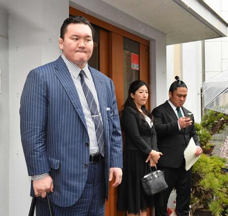 　伊勢ケ浜部屋訪問を終え神妙な表情を見せる（左から）宮城野親方、紗代子夫人、間垣親方＝２０２４年４月