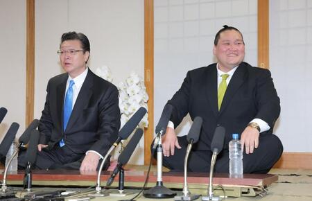 　熱海富士の指導の仕方を質問され、顔を見合わせて笑い出す宮城野親方（左）と伊勢ケ浜親方（撮影・西岡正）