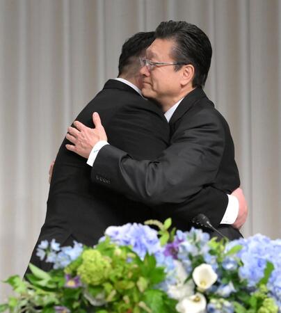 　白鵬翔氏の会見に駆けつけ、ハグを交わす元横綱旭富士の宮城野親方（撮影・伊藤笙子）