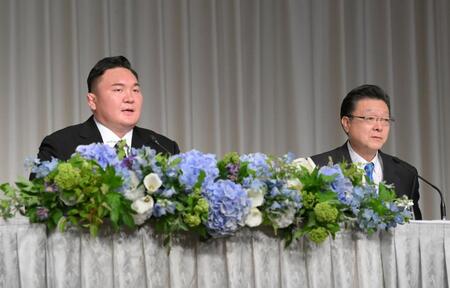 　元横綱旭富士の宮城野親方（右）とともに登壇した白鵬翔氏（撮影・伊藤笙子）