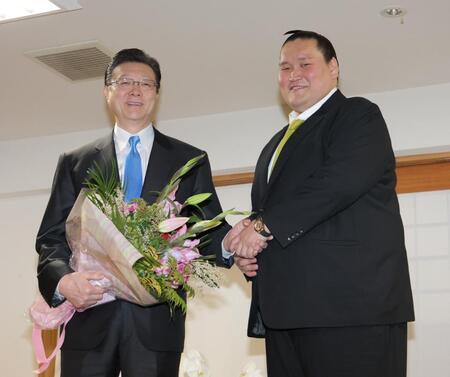 　宮城野親方（左）と笑顔で握手する伊勢ケ浜親方（撮影・西岡正）