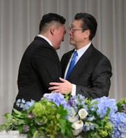 　会見冒頭で途中退席する元横綱旭富士の宮城野親方（右）とハグを交わす白鵬翔氏（撮影・伊藤笙子）