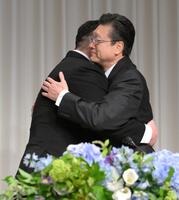 　白鵬翔氏の会見に駆けつけ、ハグを交わす元横綱旭富士の宮城野親方（撮影・伊藤笙子）