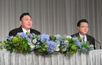 　元横綱旭富士の宮城野親方（右）とともに登壇した白鵬翔氏（撮影・伊藤笙子）