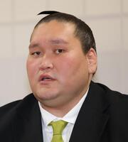 　元横綱・白鵬についての質問に答える伊勢ケ浜親方（撮影・西岡正）