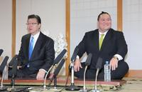 　熱海富士の指導の仕方を質問され、顔を見合わせて笑い出す宮城野親方（左）と伊勢ケ浜親方（撮影・西岡正）