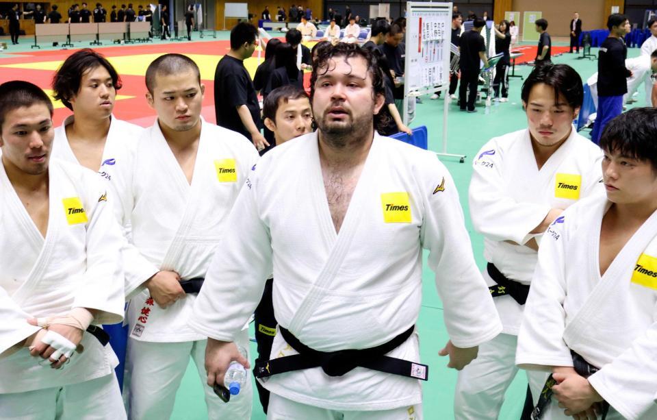 　現役最後の試合を終え、感極まった表情を見せるパーク２４のウルフ・アロン（右から３人目）