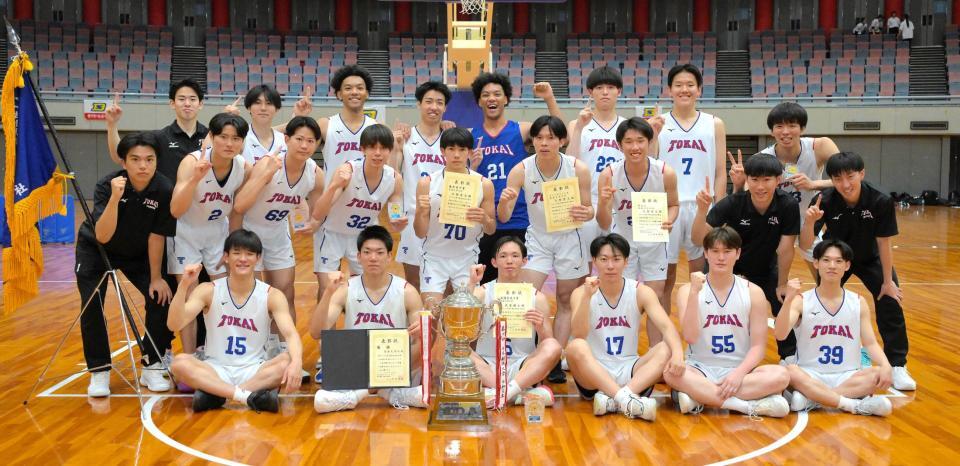 　８年ぶり二度目の優勝を決め、ガッツポーズする東海大九州の選手ら（撮影・金居みつよし）