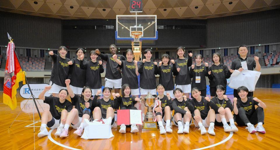 　連覇を達成し、ガッツポーズで喜ぶ日本経大の選手ら