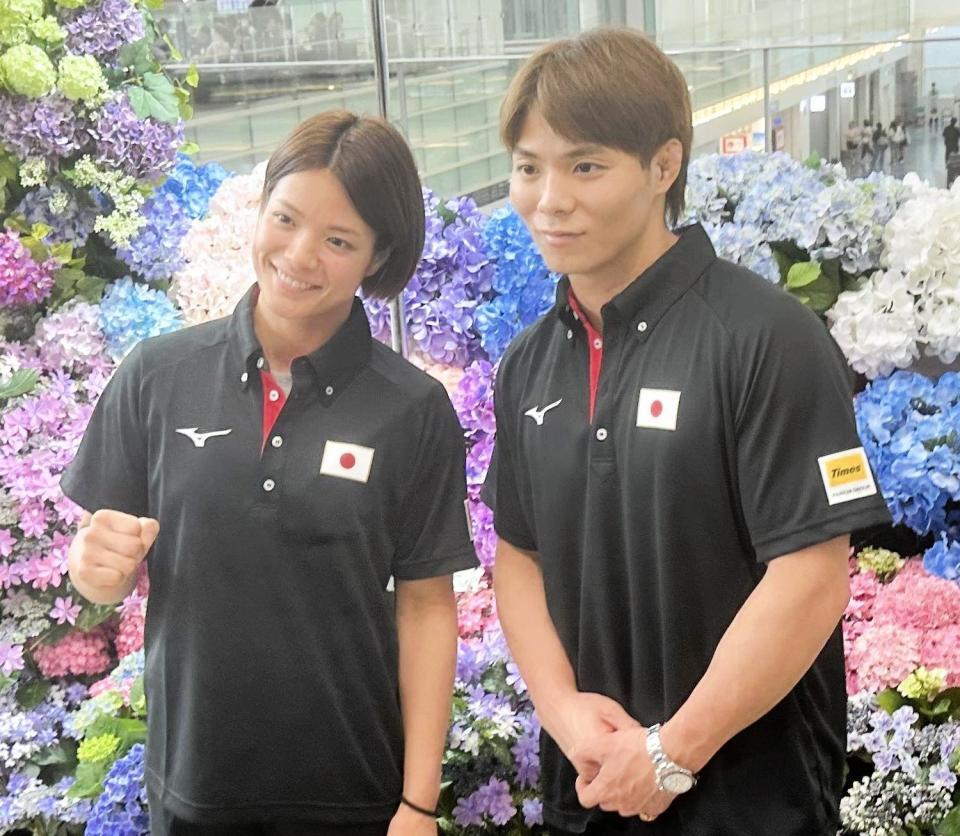 　世界選手権へ出発前に取材に応じる阿部一二三（右）と詩