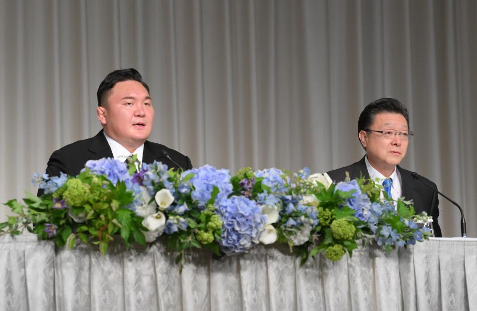 　会見場に登壇した白鵬翔氏（左）と元横綱旭富士の宮城野親方（撮影・伊藤笙子）
