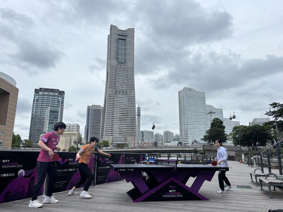 　卓球対決をした張本兄妹と石川佳純さん