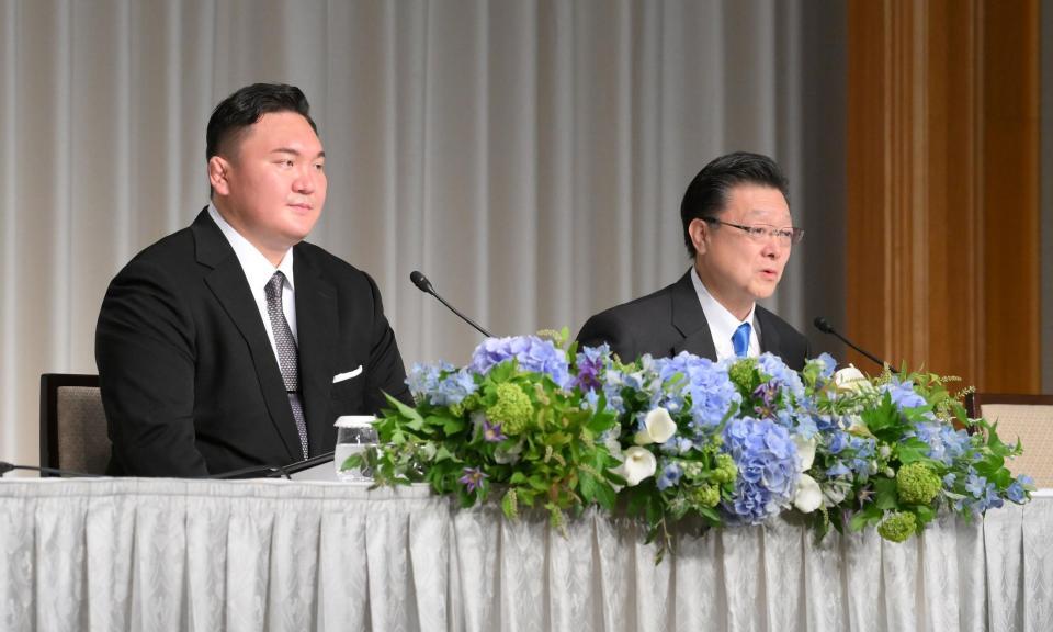 　会見冒頭で白鵬翔氏（左）の退職について語る元横綱旭富士の宮城野親方（撮影・伊藤笙子）