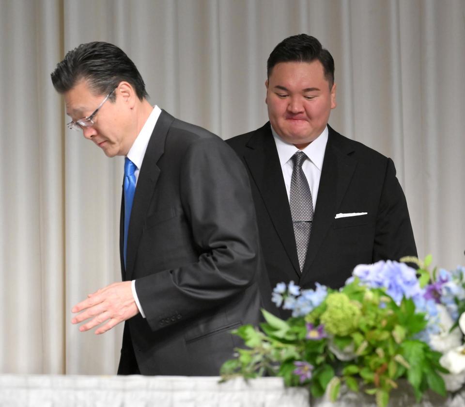 　会見冒頭で途中退席する元横綱旭富士の宮城野親方（左）を見送る白鵬翔氏（撮影・伊藤笙子）