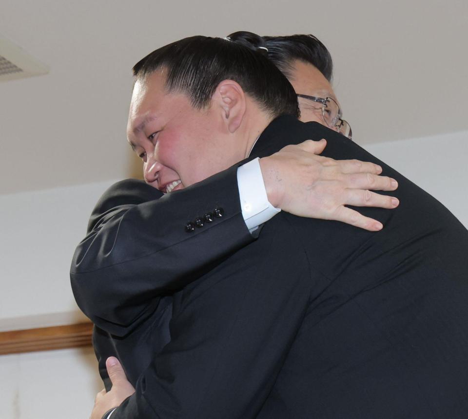 　会見の最後に宮城野親方（奥）に抱きしめられる伊勢ケ浜親方（撮影・西岡正）