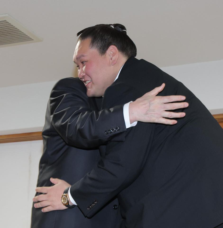 　会見の最後に宮城野親方（奥）に抱きしめられる伊勢ケ浜親方（撮影・西岡正）