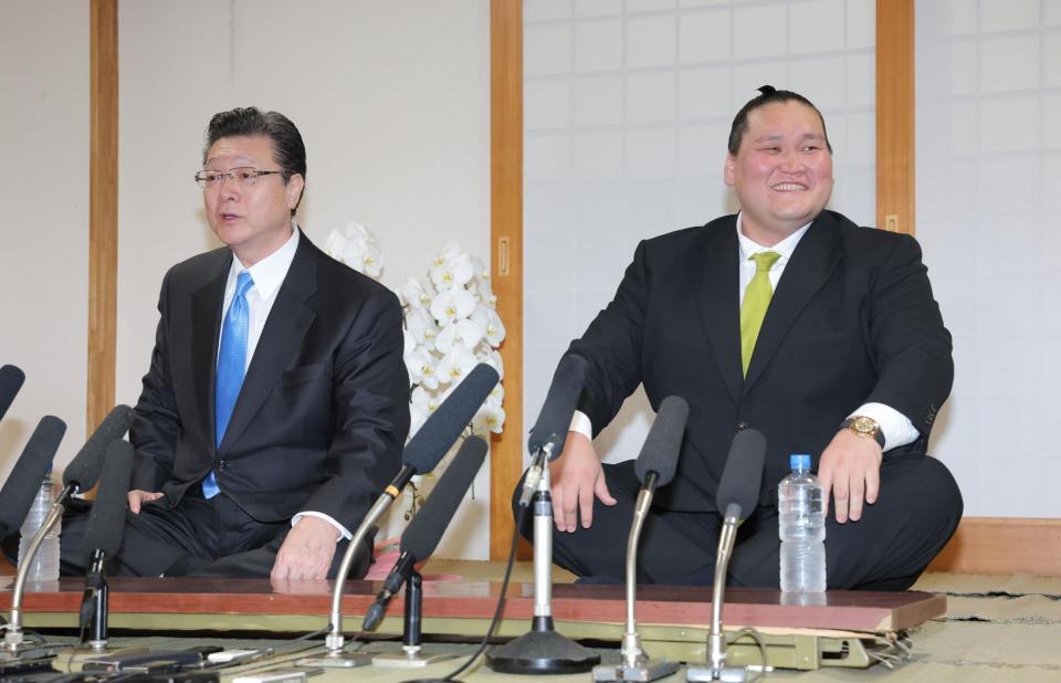 　熱海富士の指導の仕方を質問され、顔を見合わせて笑い出す宮城野親方（左）と伊勢ケ浜親方（撮影・西岡正）