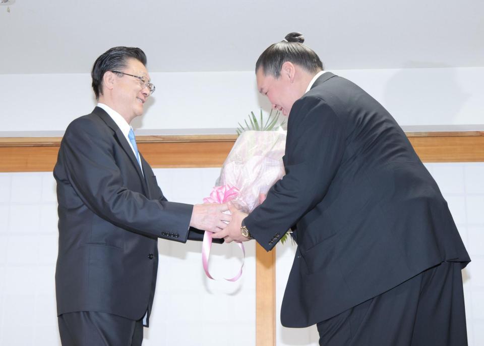 　手渡した花束を宮城野親方（左）から渡される伊勢ケ浜親方（撮影・西岡正）