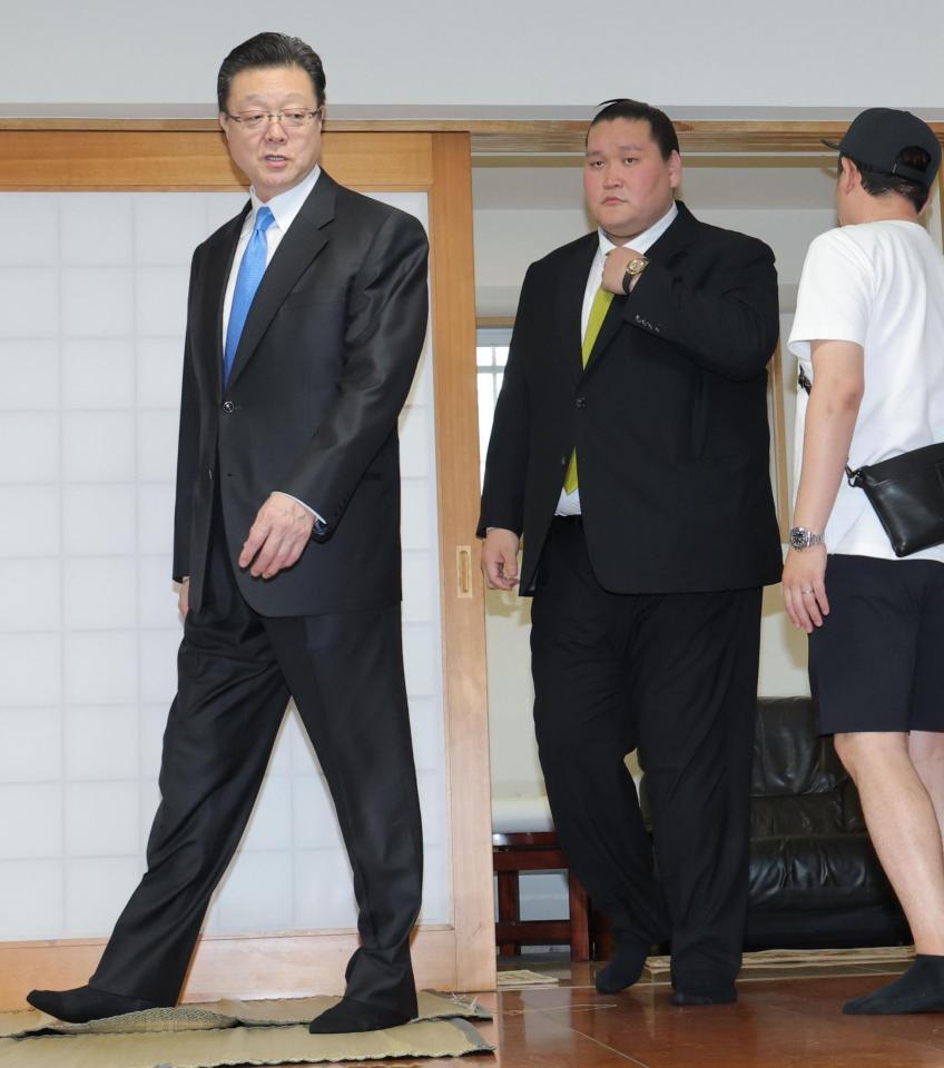 　会見に臨む宮城野親方（左）と伊勢ケ浜親方（撮影・西岡正）