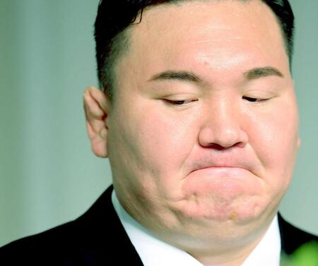 　会見で唇をかみ締める白鵬翔氏（撮影・伊藤笙子）