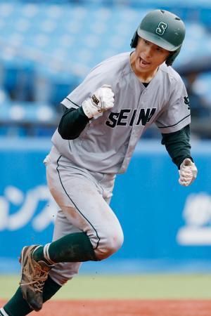 　聖カタリナ大戦の４回、適時打を放ちガッツポーズする西南学院大・安川＝神宮