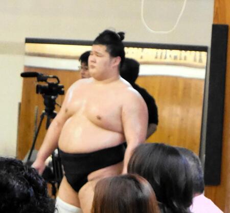　土俵の稽古を見つめる木竜皇