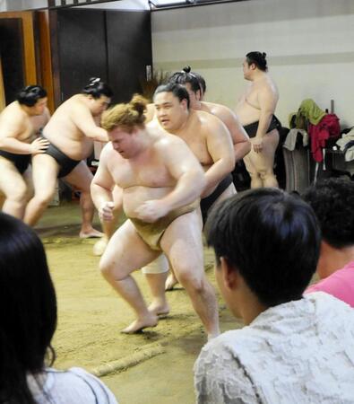 　すり足の先頭を行くヤルデン・ヤトコブスキーさん