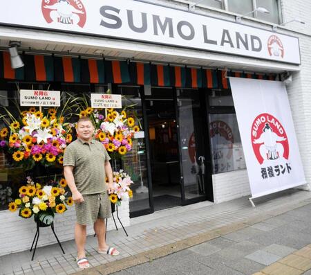 　ＳＵＭＯＬＡＮＤ　ＴＯＫＹＯ　ＲＹＯＧＯＫＵの店舗前に立つ元照強の福岡翔輝さん