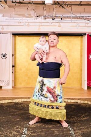 　ＳＵＭＯＬＡＮＤ　ＴＯＫＹＯ　ＲＹＯＧＯＫＵのプレオープンに撮影され、愛娘を抱く元照強の福岡翔輝さん（福岡さん提供）