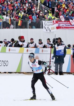 　ノルディックスキーの２０１９年世界選手権で、複合団体の後半距離で力走するアンカーの渡部暁斗＝ゼーフェルト（共同）