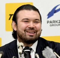 　さわやかな笑顔を見せるウルフ・アロン（撮影・佐藤厚）