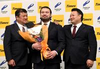 　パーク２４柔道部・吉田秀彦総監督（左）と海老沼聖男子監督（右）から肩を抱かれ照れ笑いを浮かべるウルフ・アロン（撮影・佐藤厚）