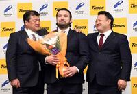 　パーク２４柔道部・吉田秀彦総監督（左）と海老沼聖男子監督（右）から肩を抱かれ照れ笑いを浮かべるウルフ・アロン（撮影・佐藤厚）