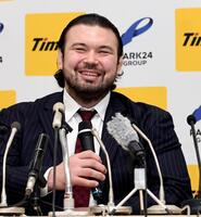 　さわやかな笑顔を見せるウルフ・アロン（撮影・佐藤厚）