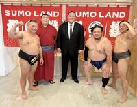 　ＳＵＭＯＬＡＮＤ　ＴＯＫＹＯ　ＲＹＯＧＯＫＵのプレオープンに撮影された（左から）元照強の福岡翔輝さん、熱海富士、伊勢ケ浜親方、元千代大龍の明月院秀政さん（福岡さん提供）