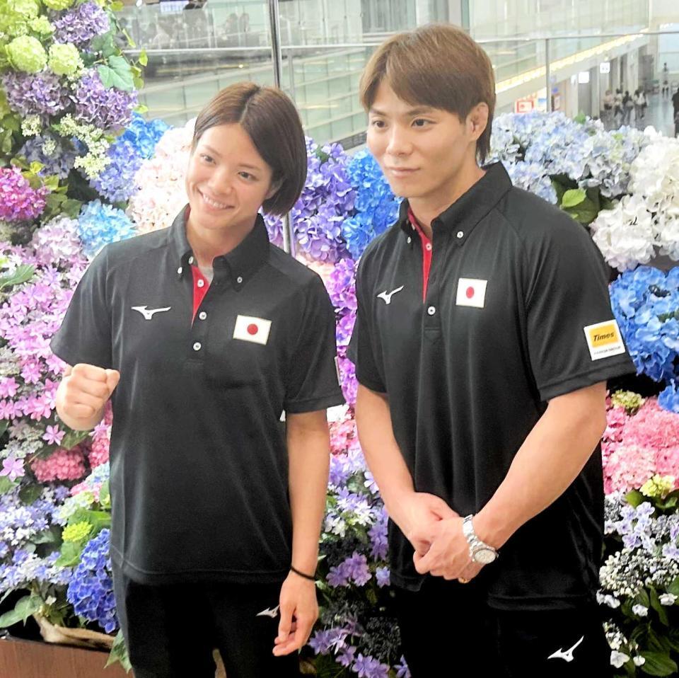 　世界選手権へ出発する阿部一二三（右）と詩