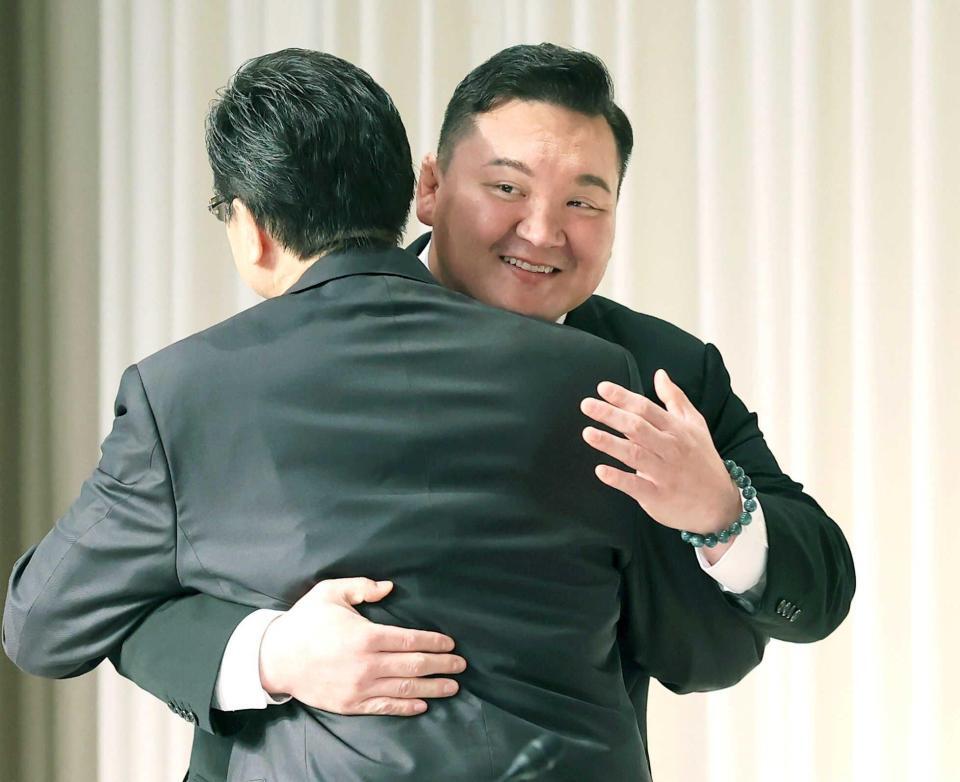 　記者会見を途中で退席する宮城野親方（左）と抱き合う白鵬翔氏