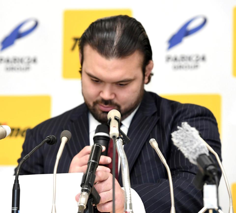 　カンペを見ながら会見するウルフ・アロン（撮影・佐藤厚）