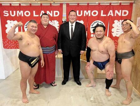 　プレオープンの日に記念撮影する（左から）元照強の福岡翔輝さん、熱海富士、伊勢ケ浜親方、元千代大龍の明月院秀政さん（福岡さん提供）
